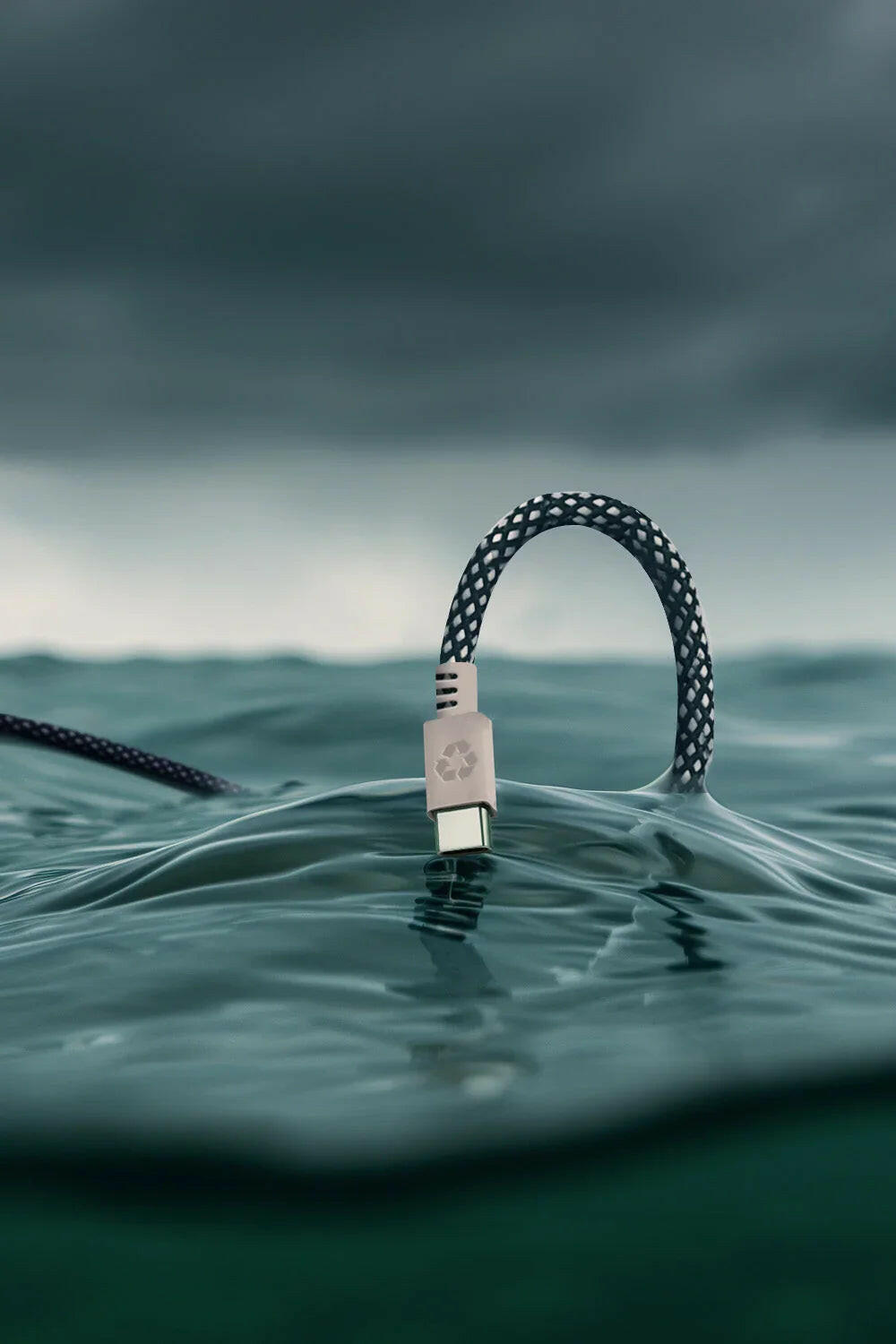USB-Kabel in Meeresblau · Typ C · 100 W · 2 Meter · Aus recycelten Fischernetzen